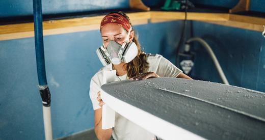 sisstrevolution.co.uk SHIFTING THE PATH OF SURFBOARD SHAPING WITH ANNA TALKEN