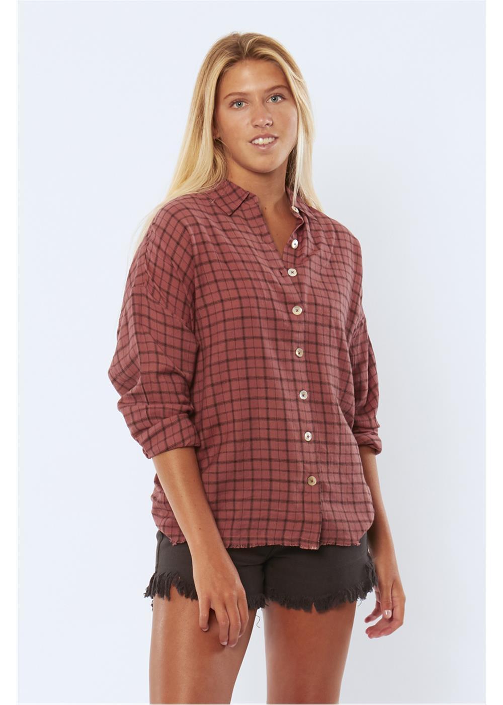 Sisstrevolution Shorebreak L/S Wvn Blouse in plaid pattern, long sleeves.